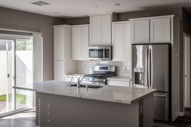 Building Photo - Modern Henderson Townhome with Loft & Resort-Style Amenities