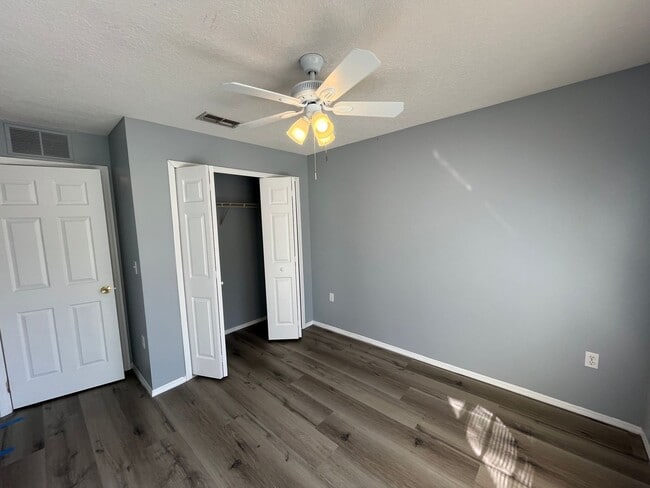 Building Photo - 2304 Hickory Pine St