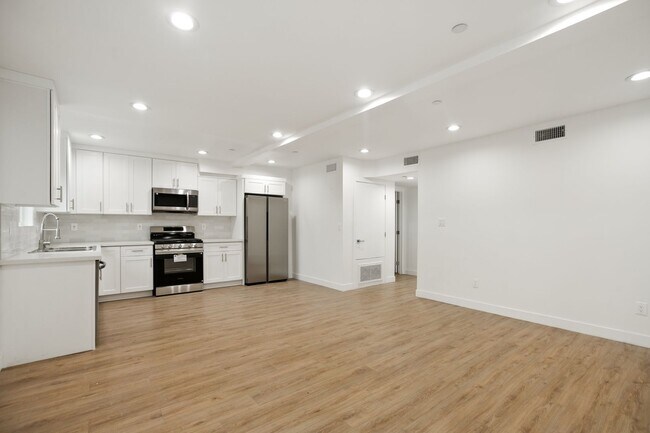 Building Photo - 4232 Rosewood Ave