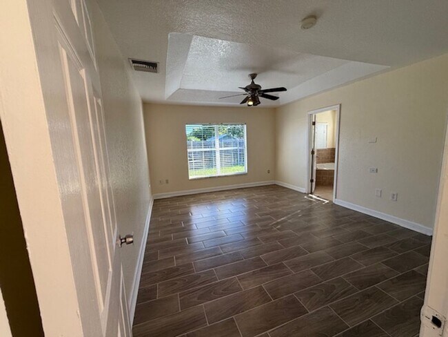 Building Photo - Beautiful single family Home.