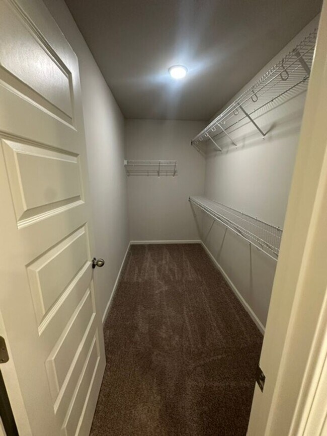 Building Photo - 444 Country Club Dr