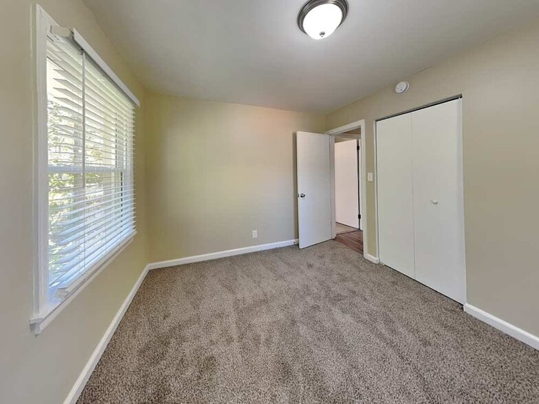 Building Photo - 277 Rocking Hill Dr SW