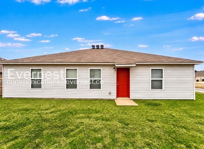 Building Photo - 4 Bed, 2 Bath Home with 2 Car Garage / Available Now!