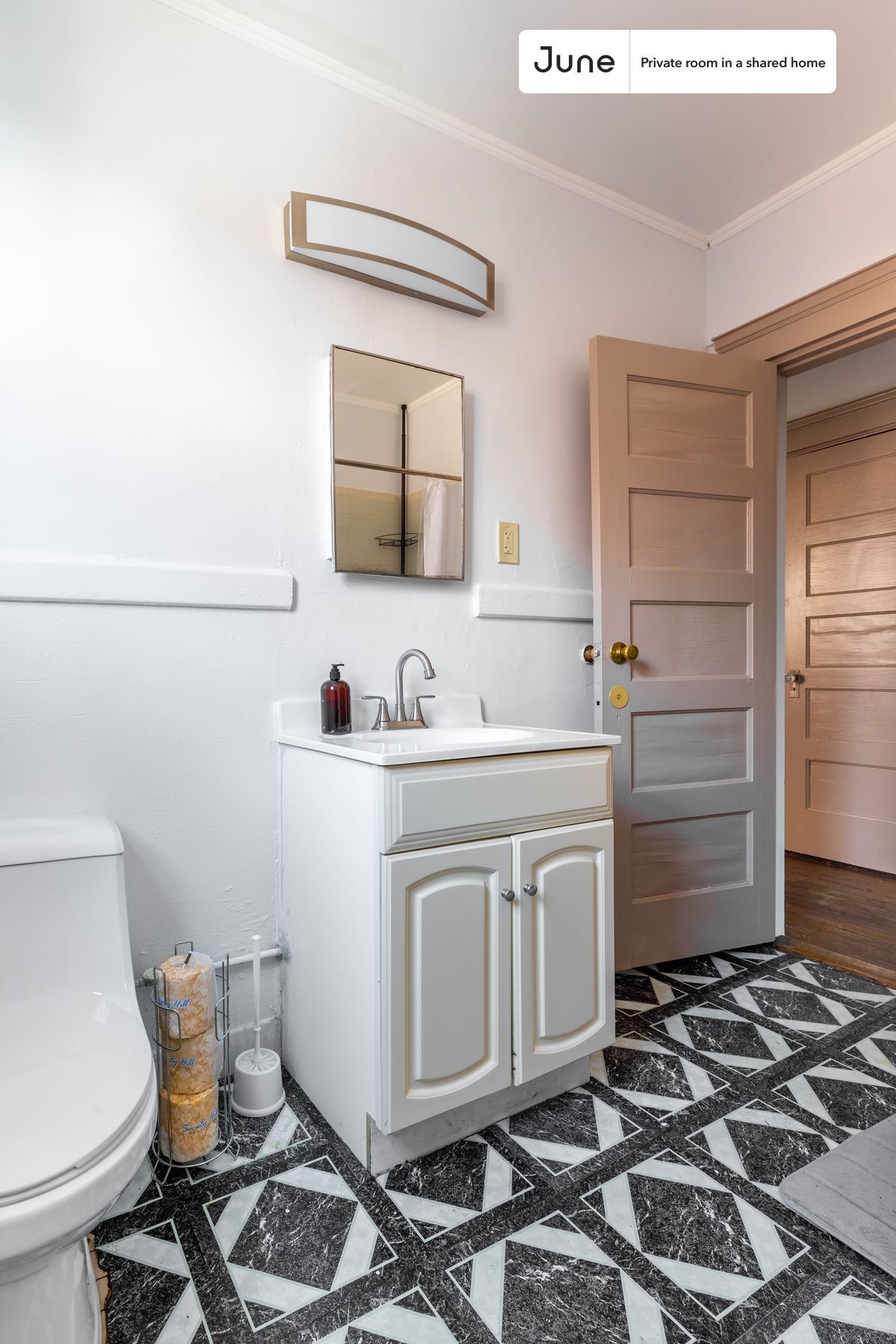Building Photo - Private bedroom in 3 bed/1 bath Home