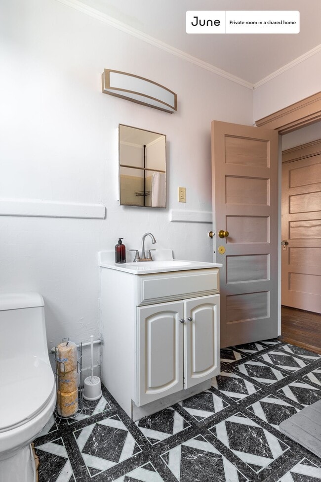 Building Photo - Private bedroom in 3 bed/1 bath Home