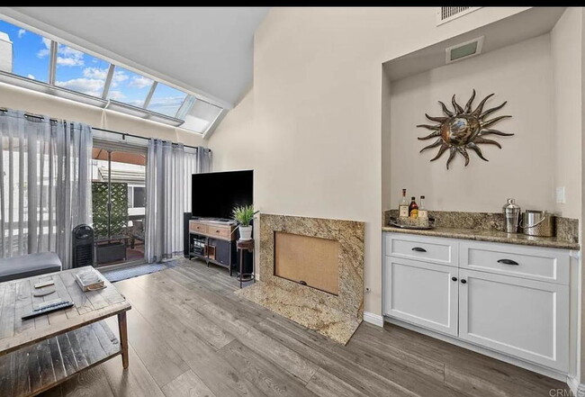 Building Photo - "Charming 1-Bedroom Apartment with Hardwoo...