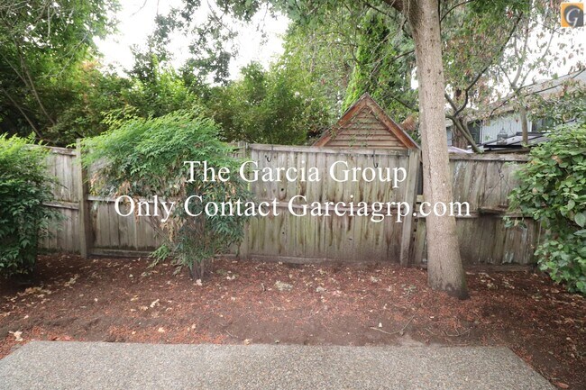 Building Photo - Great 4 bedroom 2.5 bathroom Single Family...