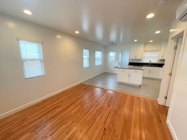 Building Photo - Remodeled Midtown Apartment w/Air Conditio...