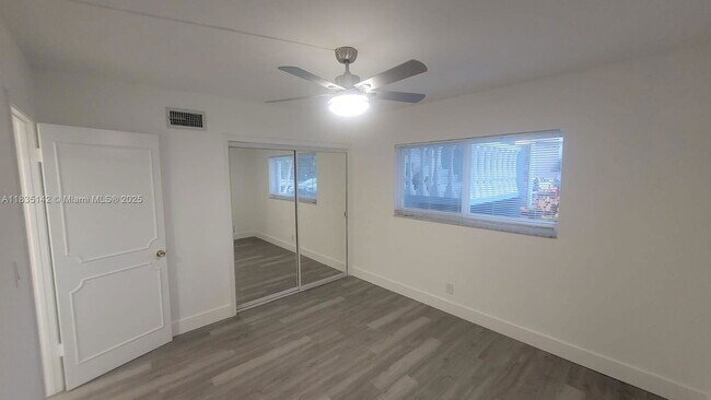 Building Photo - 1100 Pine Dr