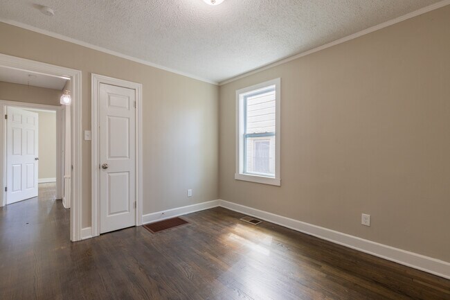 Building Photo - 1055 University St