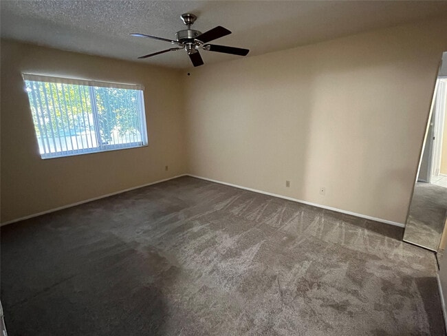 Building Photo - 407 Gardens Dr