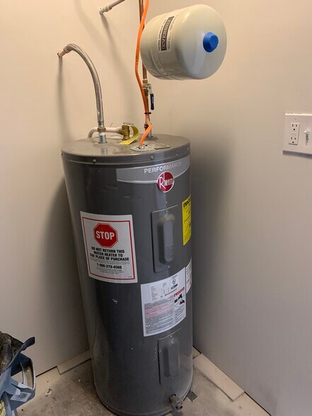 Building Photo - 281 Oak Dr