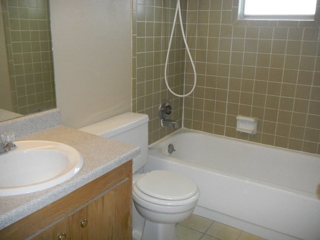 Building Photo - 112 King Charles Pl