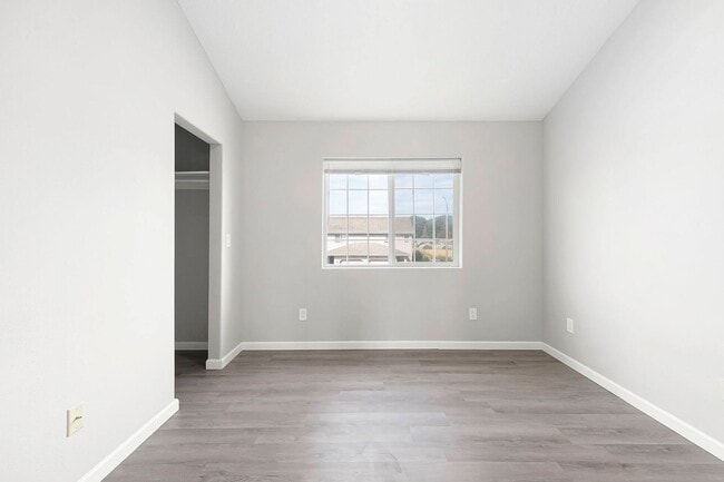 Building Photo - Fantastic 3-Bedroom, 1.5-Bath Duplex With landscaping Included!