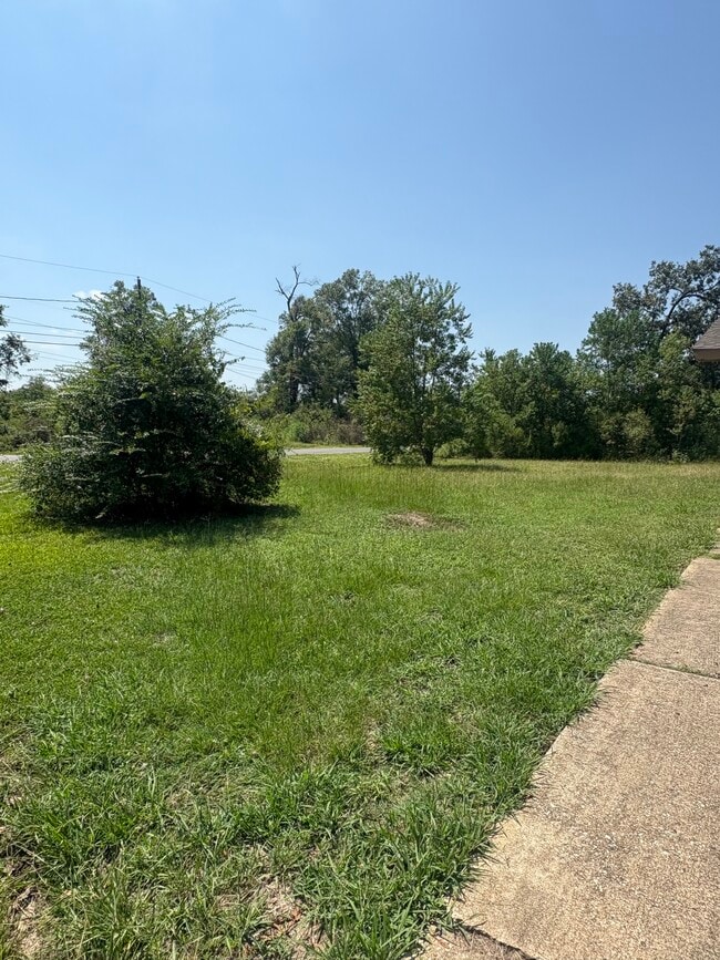 Building Photo - 136 Longwood Dr