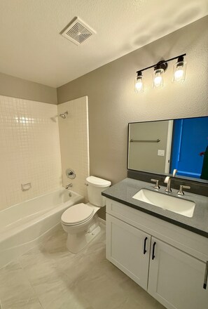 Bathroom - 40 Vassar Aisle