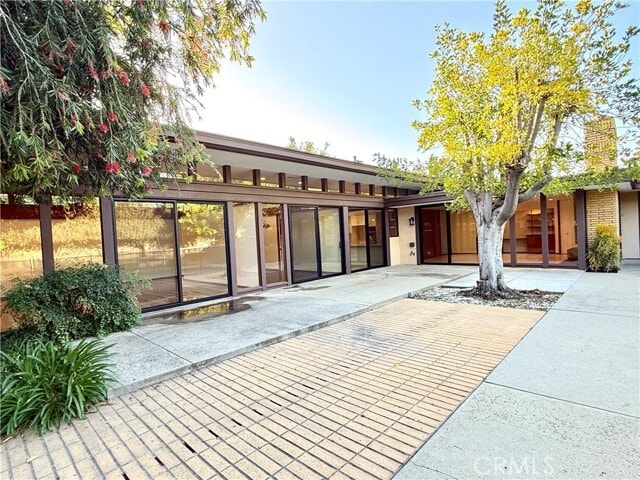 Building Photo - 880 N Gainsborough Dr