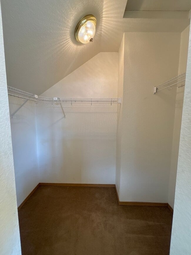 Building Photo - WINTER SPECIAL - $1695 Base Rent January-March - 2 Bed 2 Bath