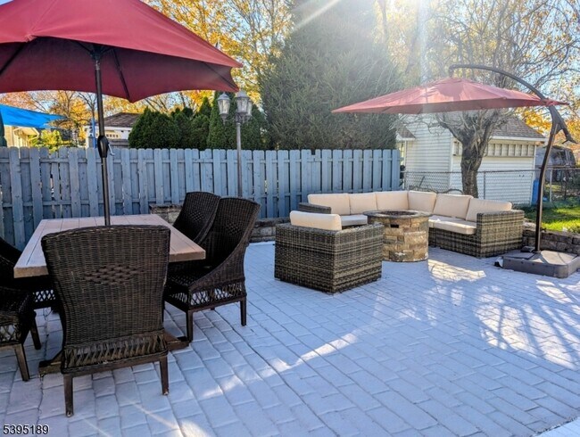 Building Photo - 190 Oak St