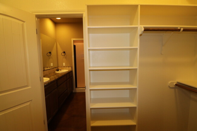 Building Photo - 4  Bedroom Single Famly Home -  Available ...