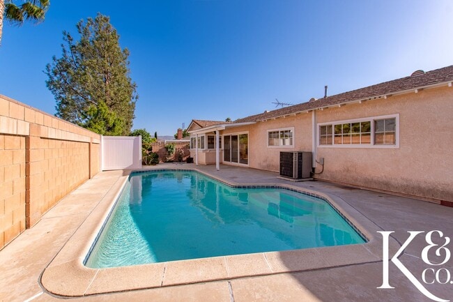 Building Photo - Stunning 4-Bedroom Simi Valley Home with P...