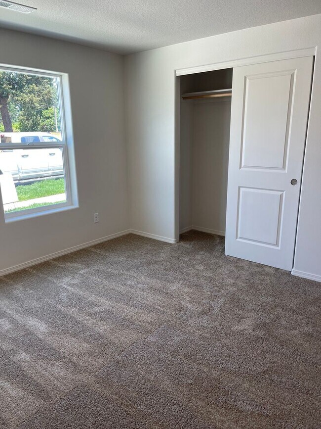 Building Photo - Newer 3 Bedroom, 2 Bathroom, 2 Car Garage,...