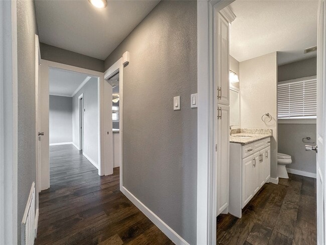 Building Photo - 5619 Wood Creek Way