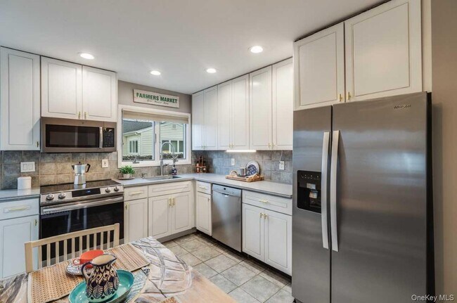 Building Photo - 18 Shelter Hill Rd