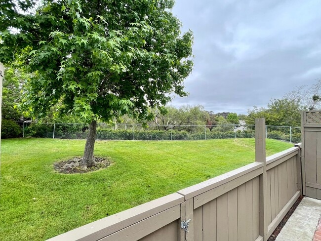 Building Photo - Charming Townhome in Desirable Calavera Hills!