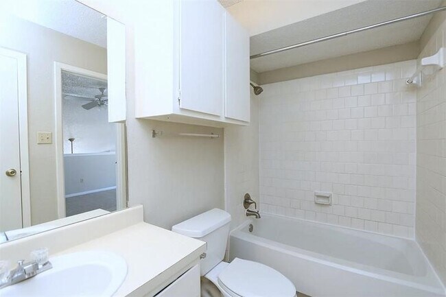 Building Photo - 10855 Meadowglen Ln