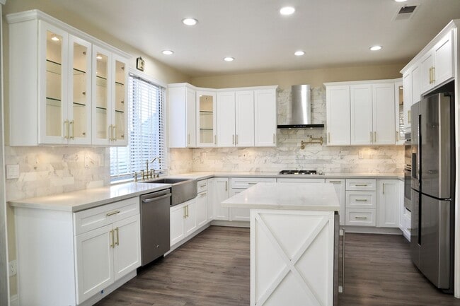 Building Photo - Luxurious 3-bedroom home - beautiful, must...