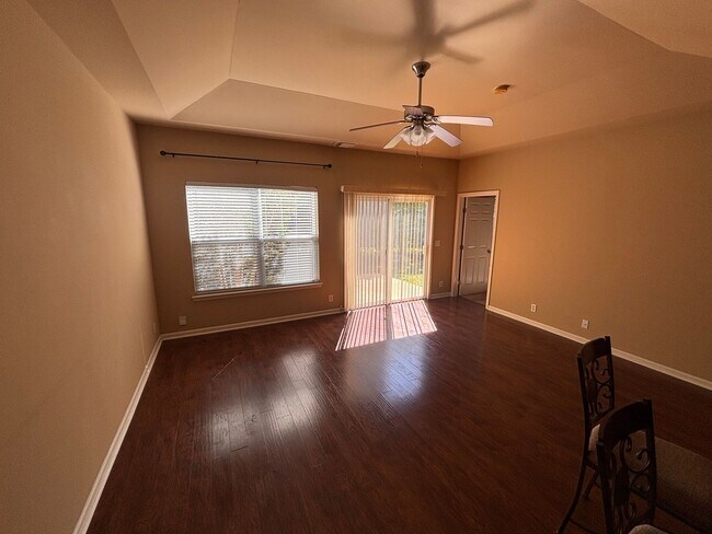 Building Photo - Beautiful 2-Bed, 2.5-Bath Townhouse in Har...