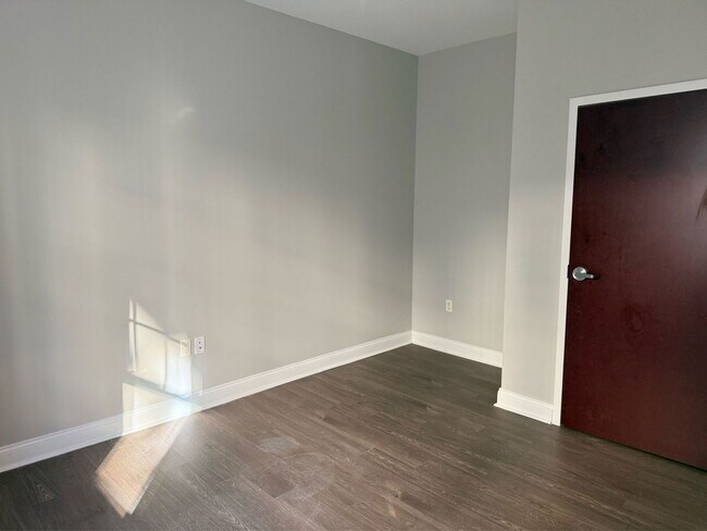 Building Photo - 210 Farmington Ave