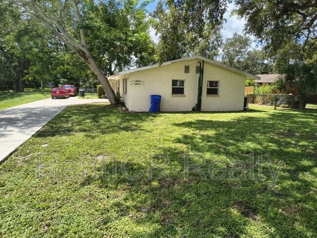 Building Photo - 561 Laura Ln