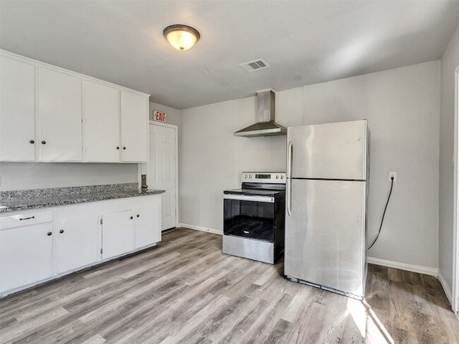 Building Photo - 7622 S Hall St