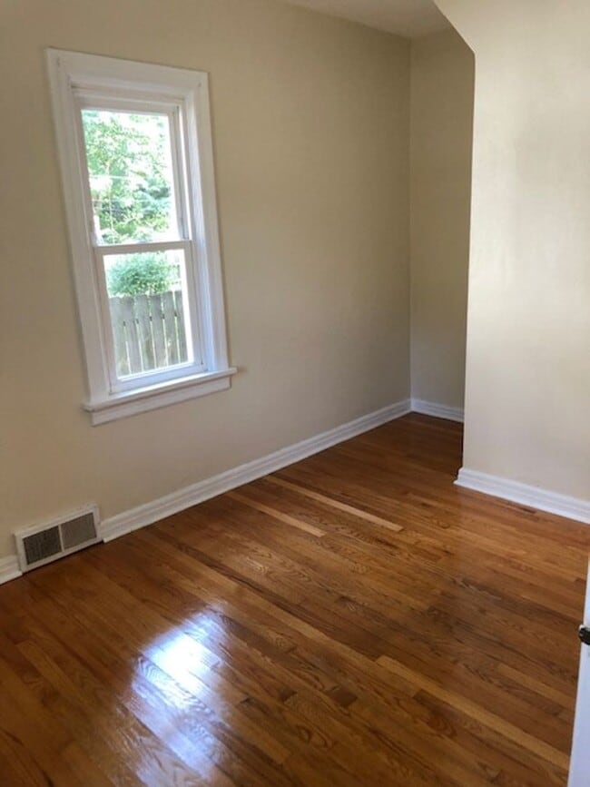 Building Photo - 2 Story, 3+ Bed, 2 Full Baths, Home with G...