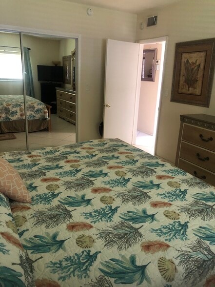 Building Photo - 700 SE 7th Ave