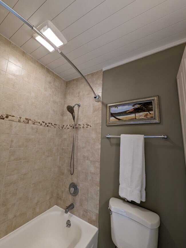 Building Photo - 42 S Forest Beach Dr