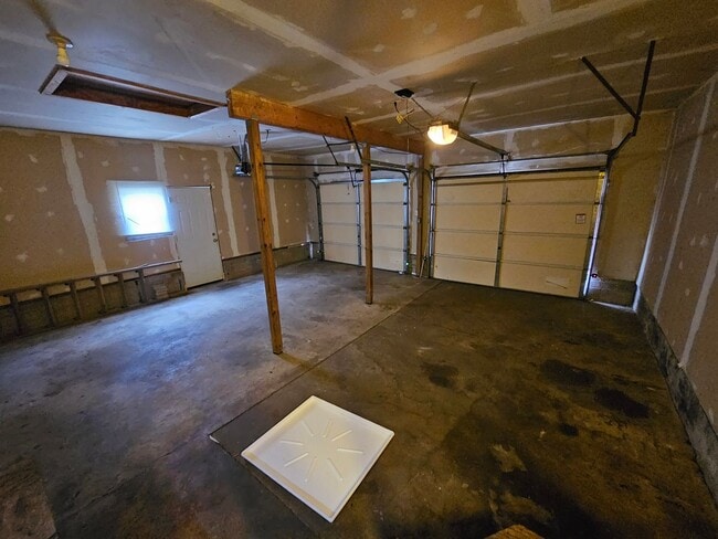 Building Photo - 621 William St