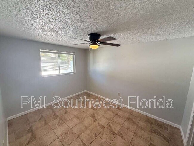 Building Photo - 131 W Perry Ln