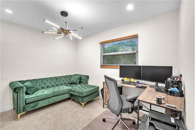 Building Photo - 4521 SW 34th Dr