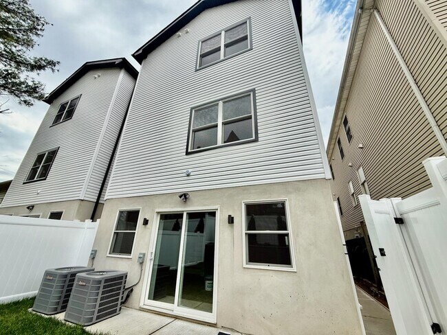 Building Photo - 14 Terhune Ave