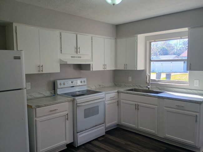 Building Photo - Adorable 2 bedroom 2 bathroom Duplex! Comp...