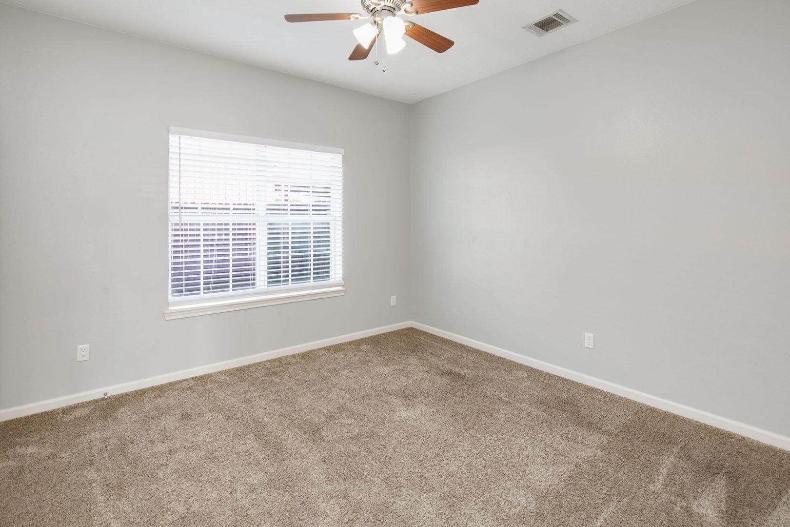 Building Photo - IMMEDIATE MOVE IN!!!  3 bedroom 3 Bathroom Duplex Next Door to Blinn!