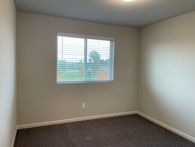Building Photo - Lovely 4 Bed 2.5 Bath Home! Located near t...