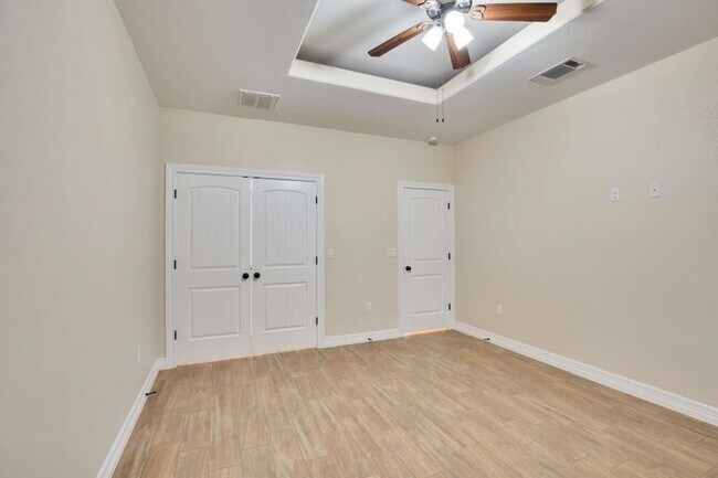 Building Photo - 118 N Buckhorn Dr