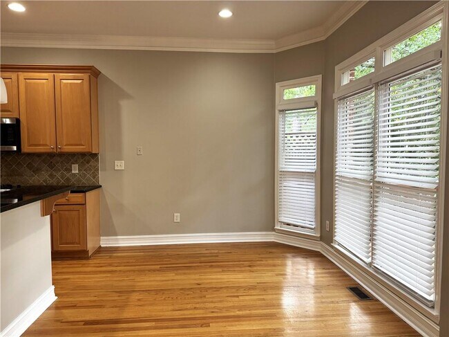 Building Photo - 889 Lenox Ct NE