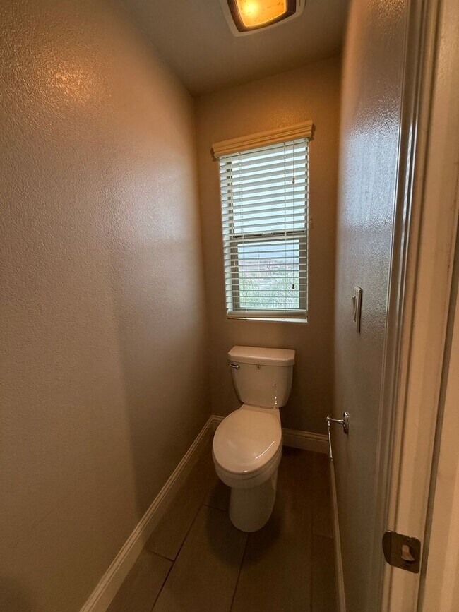 Building Photo - Charming 3-Bedroom Home in Family-Friendly 93727 Neighborhood