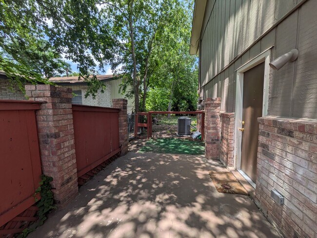 Building Photo - 501/503 Southtrail Dr