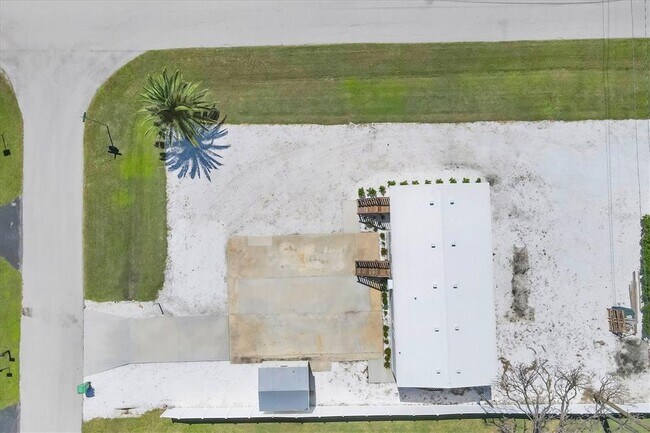 Building Photo - 3280 Holly Ave